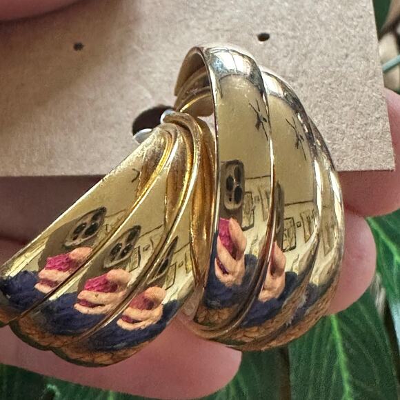 BOGO FREE GOLDEN Quality VINTAGE CHUBBY HOOP 90’s earrings - Picture 6 of 6